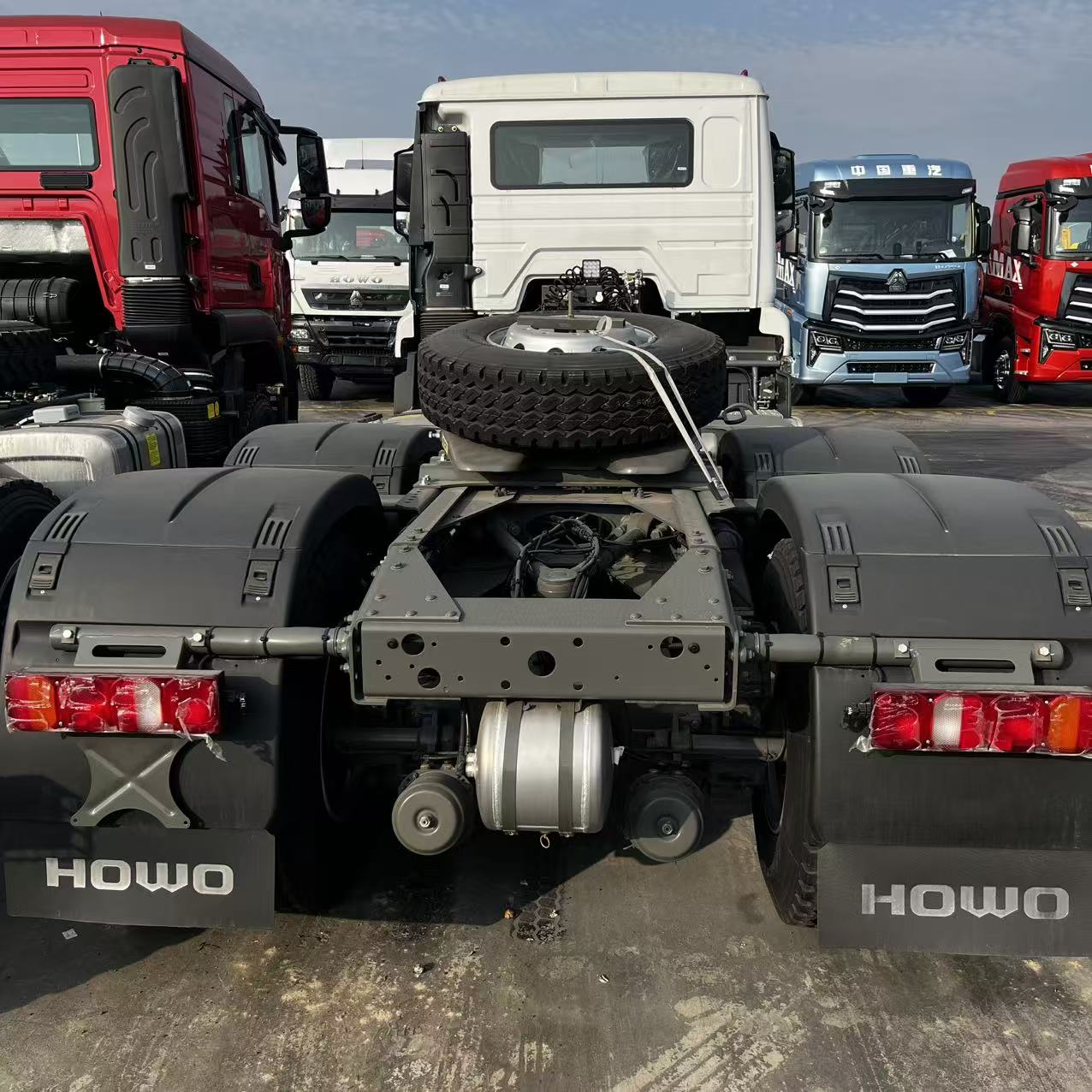 HOWO NX 6x4 Tractor Truck 4
