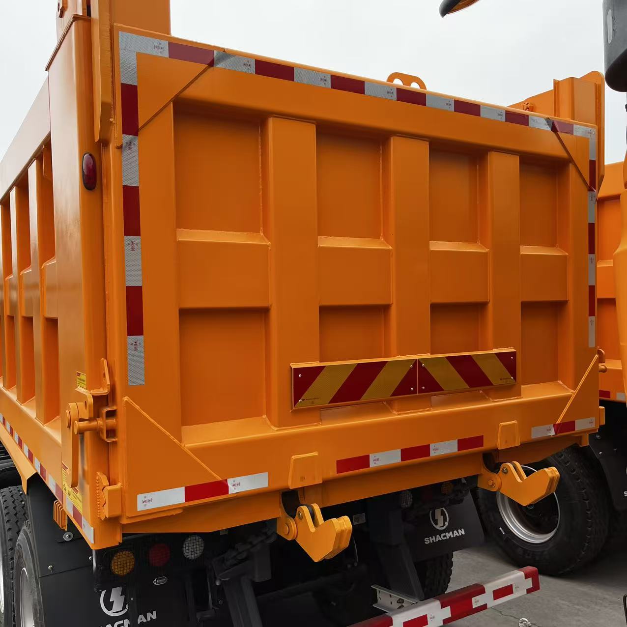 SHACMAN F3000 6x4 Dump Truck 4