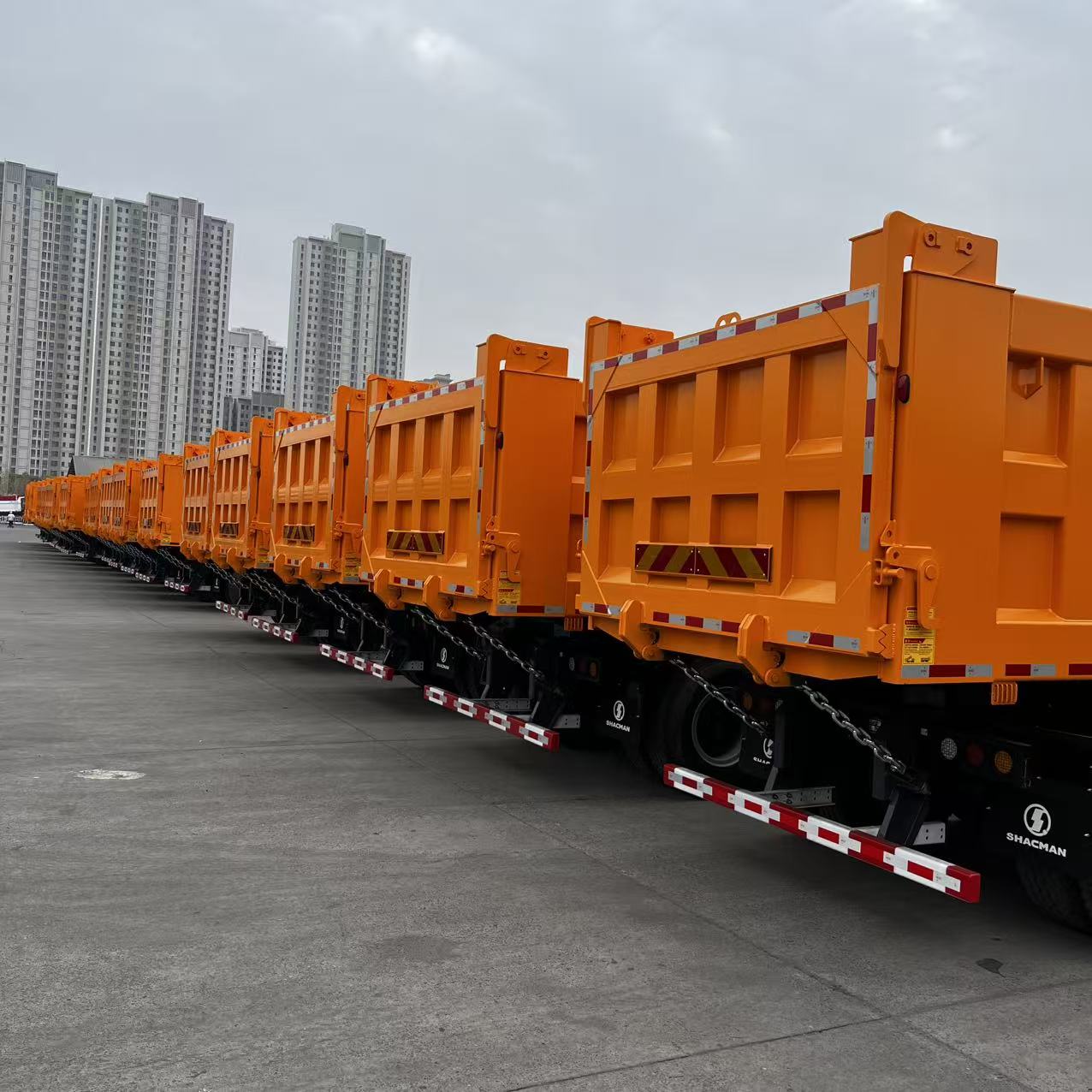 SHACMAN F3000 8x4 Dump Truck 4